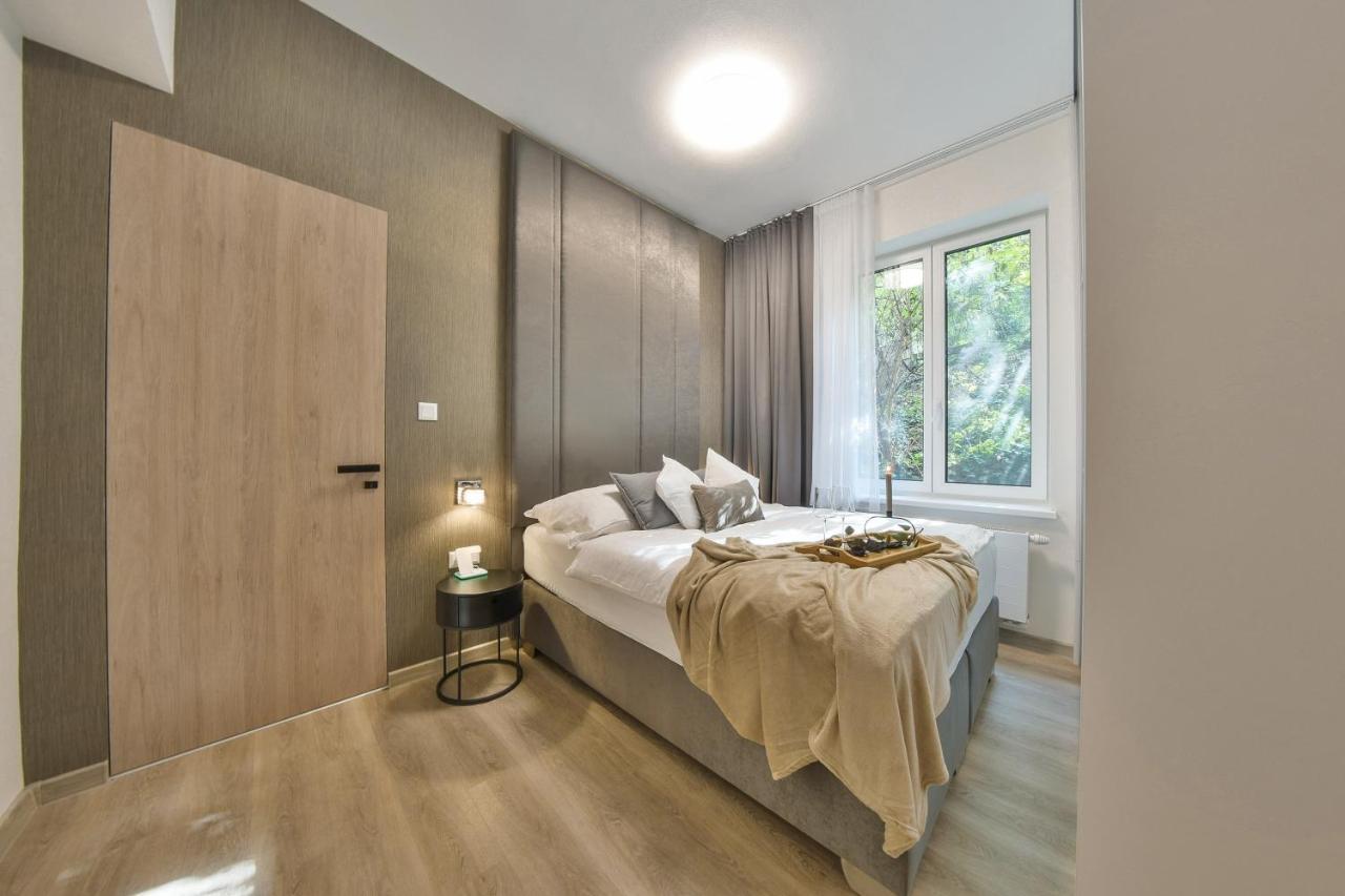 Chalupku - Luxurious Apartment 70M2 In Direct Centrum With Parking Included, Air-Conditioned, Balcony, Quiet Sleep, Best In Town 반스카비스트리카 외부 사진