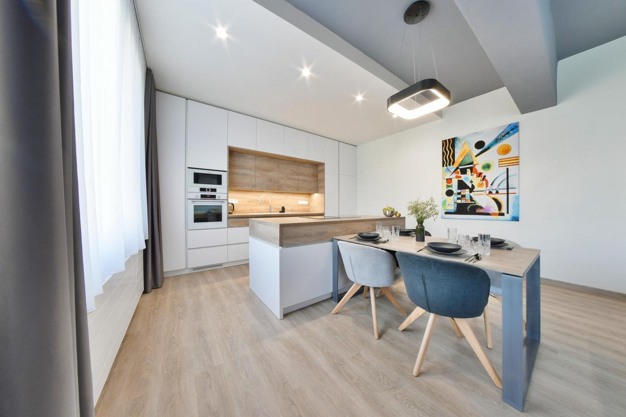 Chalupku - Luxurious Apartment 70M2 In Direct Centrum With Parking Included, Air-Conditioned, Balcony, Quiet Sleep, Best In Town 반스카비스트리카 외부 사진