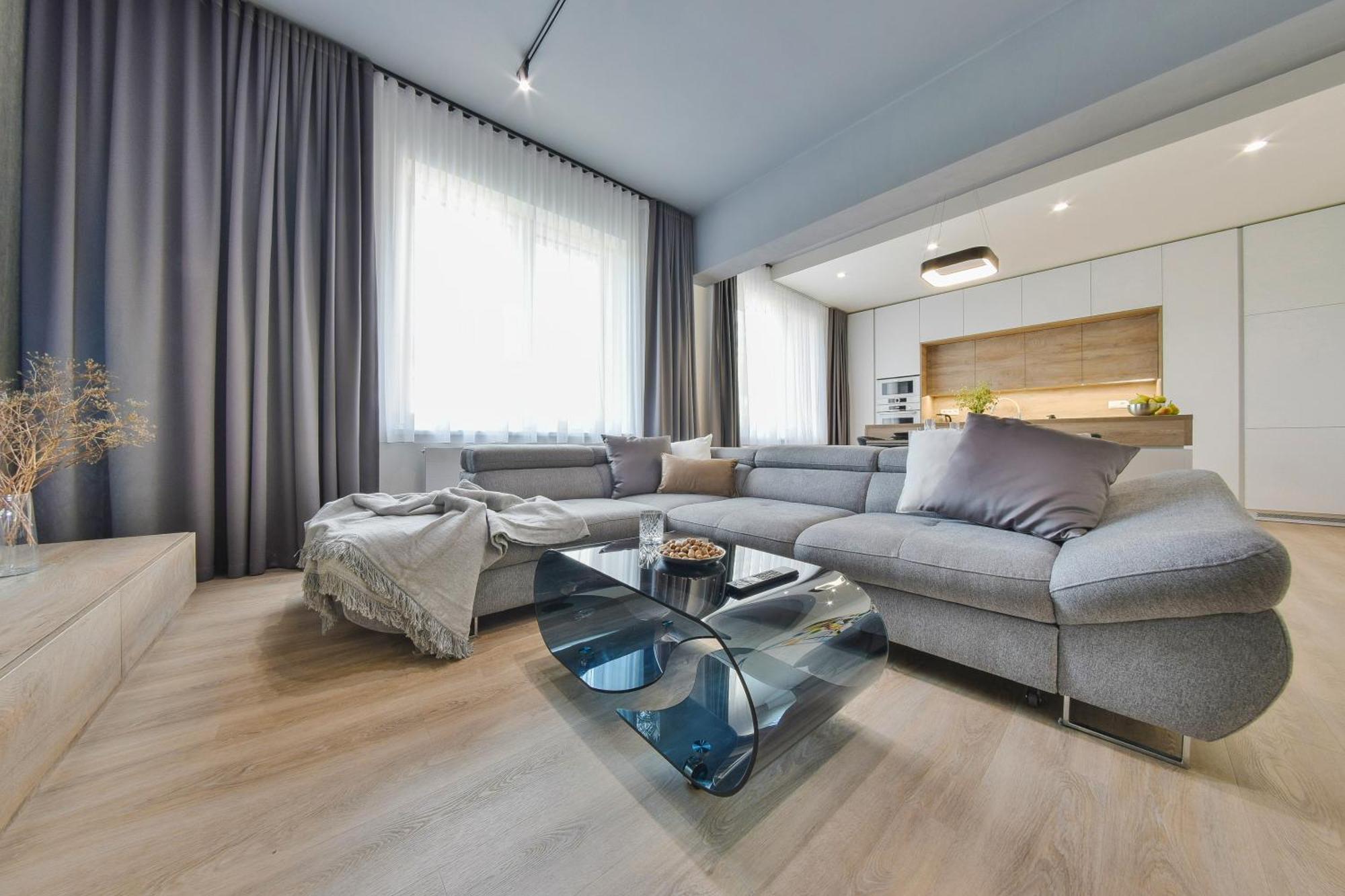 Chalupku - Luxurious Apartment 70M2 In Direct Centrum With Parking Included, Air-Conditioned, Balcony, Quiet Sleep, Best In Town 반스카비스트리카 외부 사진