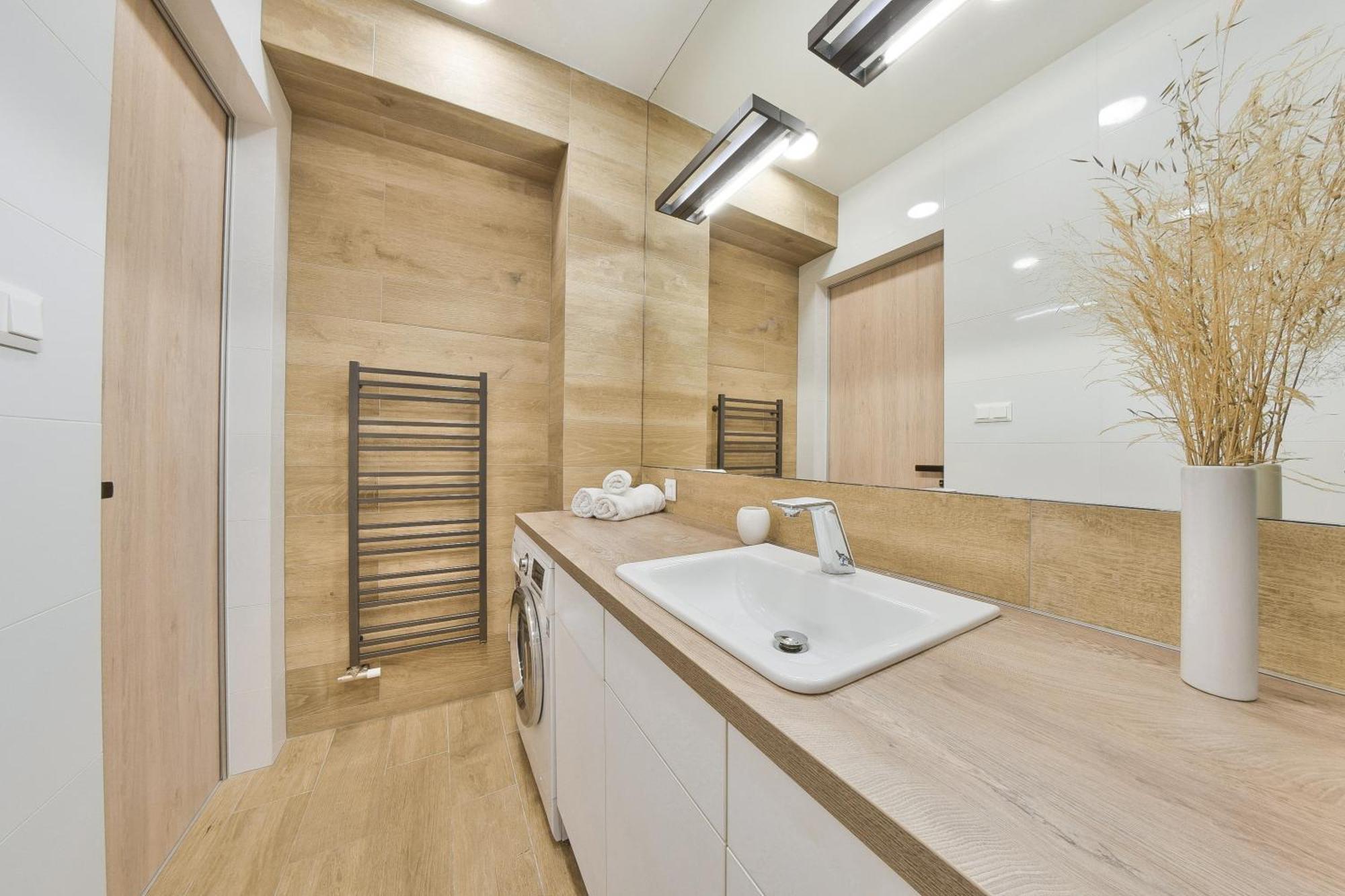 Chalupku - Luxurious Apartment 70M2 In Direct Centrum With Parking Included, Air-Conditioned, Balcony, Quiet Sleep, Best In Town 반스카비스트리카 외부 사진
