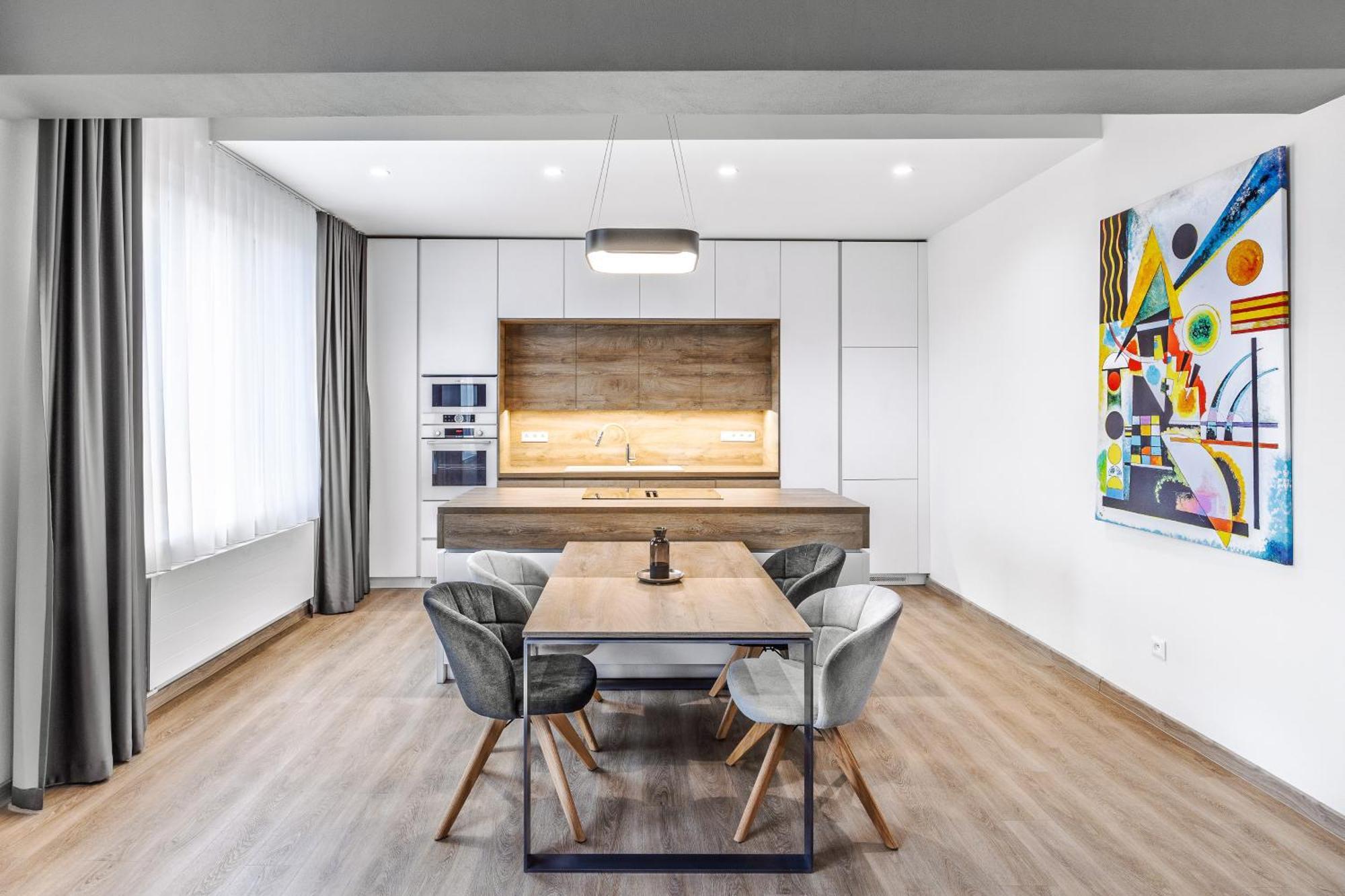 Chalupku - Luxurious Apartment 70M2 In Direct Centrum With Parking Included, Air-Conditioned, Balcony, Quiet Sleep, Best In Town 반스카비스트리카 외부 사진